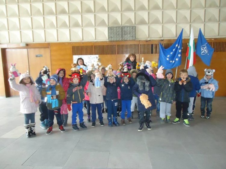 Деца от детска градина в Смолян с първите играчки- дарения за връстници в Хитрино