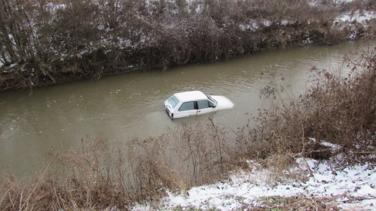 На шофьор му прилоша и падна с колата си в Русенски Лом