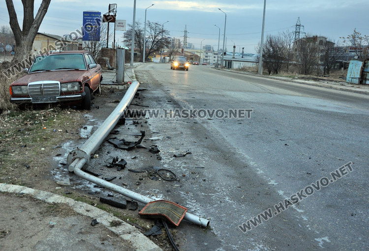 Ауди се разби в стълб на пътя за Болярово, момче и момиче в болница