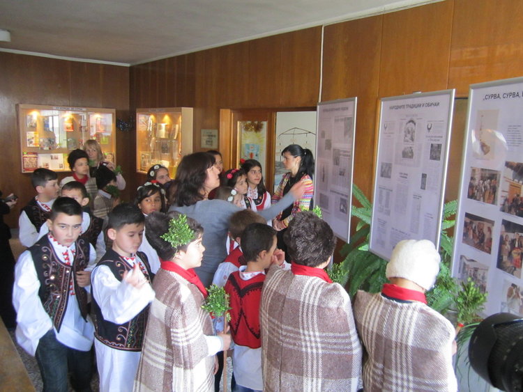 “От Коледа до Сурва”