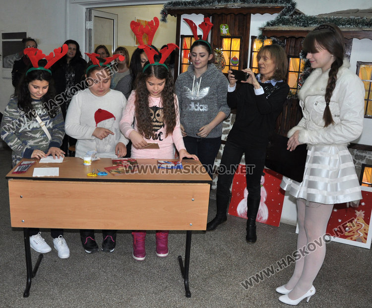 В Царската гимназия изработиха сувенири за базара за болно дете в областна администрация