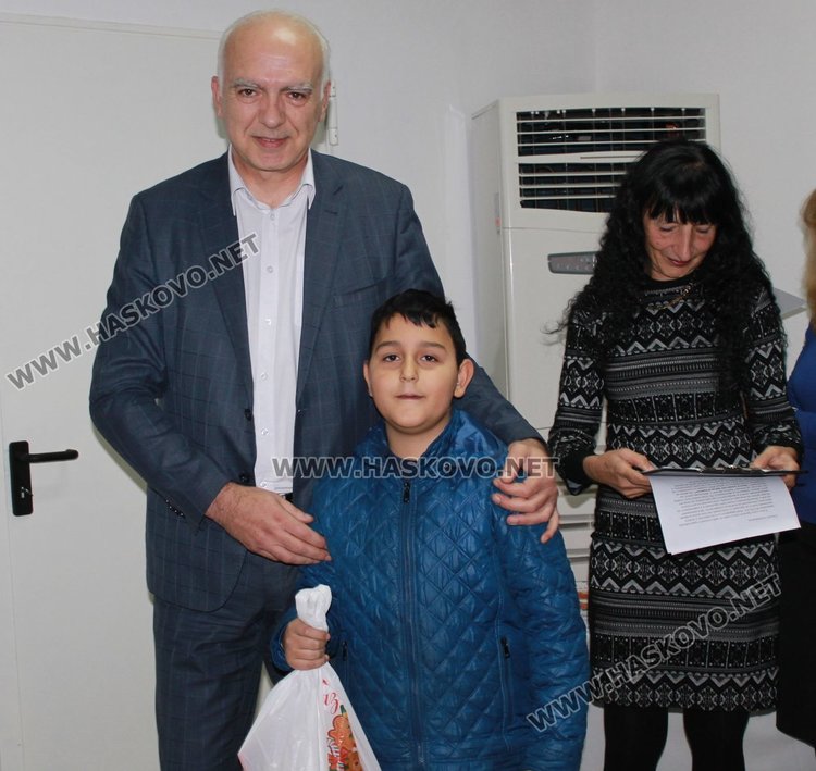 Отличиха победителите от конкурса за сурвачки в Димитровград