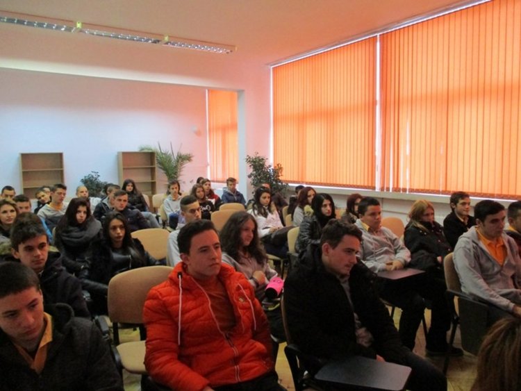 Специалист по дрогата пред ученици: най-големият проблем при амфетамините е, че са прекалено много видове и изключително опасни