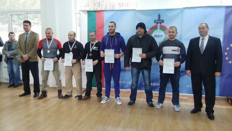 В люта конкуренция- смолянските полицайки с бронз от турнира по стрелба с пистолет