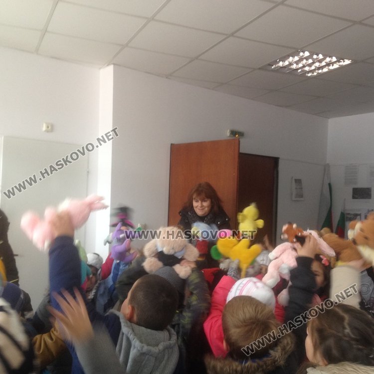 Деца от детска градина в Смолян с първите играчки- дарения за връстници в Хитрино