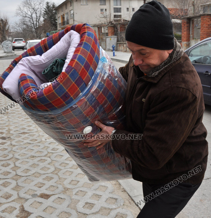 Баните пратиха бус с помощи за Хитрино, събраха и 5000 лв.