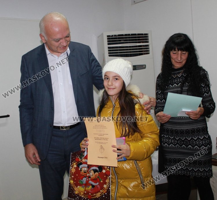 Отличиха победителите от конкурса за сурвачки в Димитровград