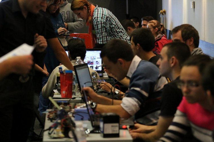 БГ робоманиаци на състезание в събота