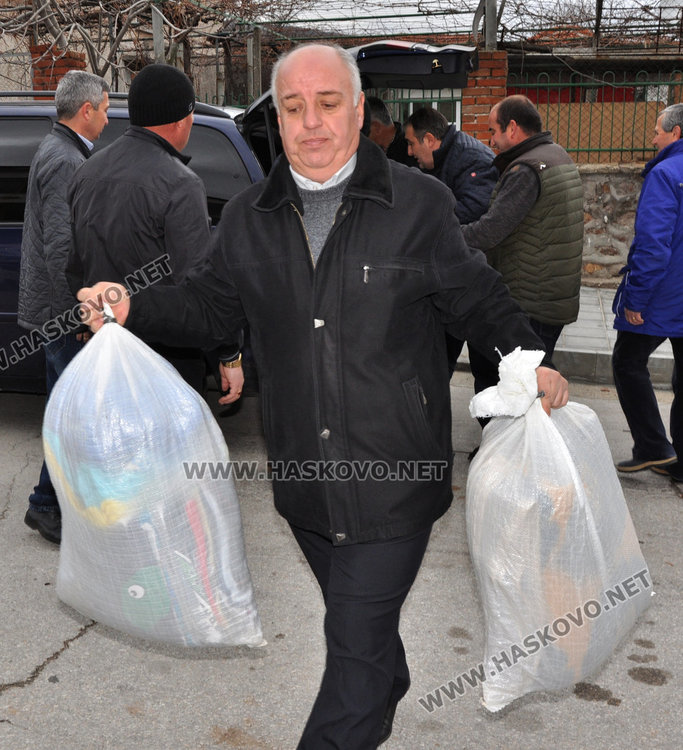 Баните пратиха бус с помощи за Хитрино, събраха и 5000 лв.