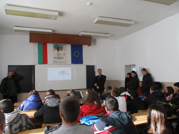 Специалист по дрогата пред ученици: най-големият проблем при амфетамините е, че са прекалено много видове и изключително опасни