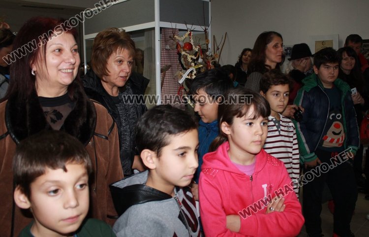 Отличиха победителите от конкурса за сурвачки в Димитровград