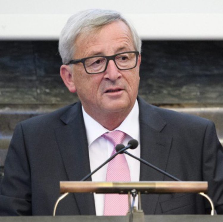 Юнкер: Ще нося траур, ако изберат Марин льо Пен за президент