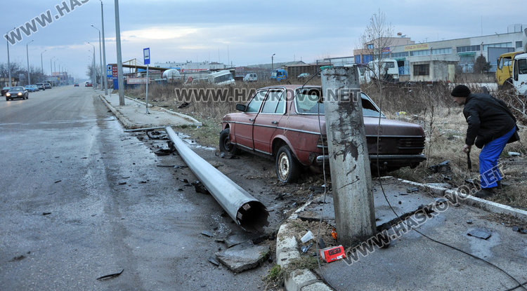 Ауди се разби в стълб на пътя за Болярово, момче и момиче в болница