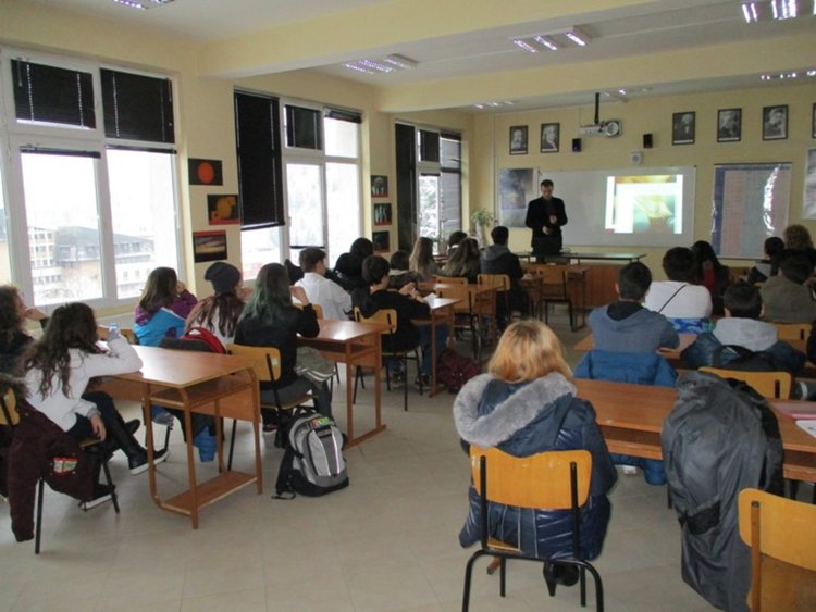 Специалист по дрогата пред ученици: най-големият проблем при амфетамините е, че са прекалено много видове и изключително опасни