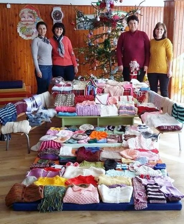 Родители от Черноочене дариха плетени дрехи на възрастни и деца без дом в цялата страна