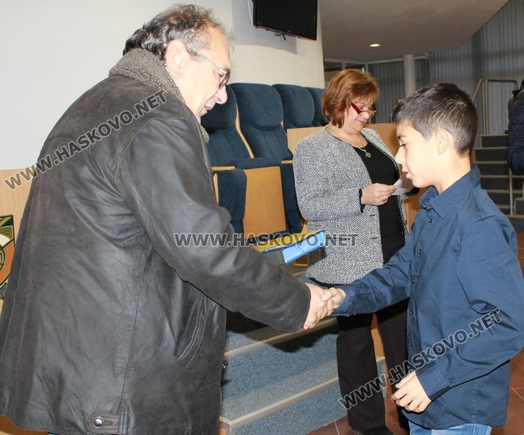 Наградиха 38 деца, победители в Коледното математическо състезание в Димитровград