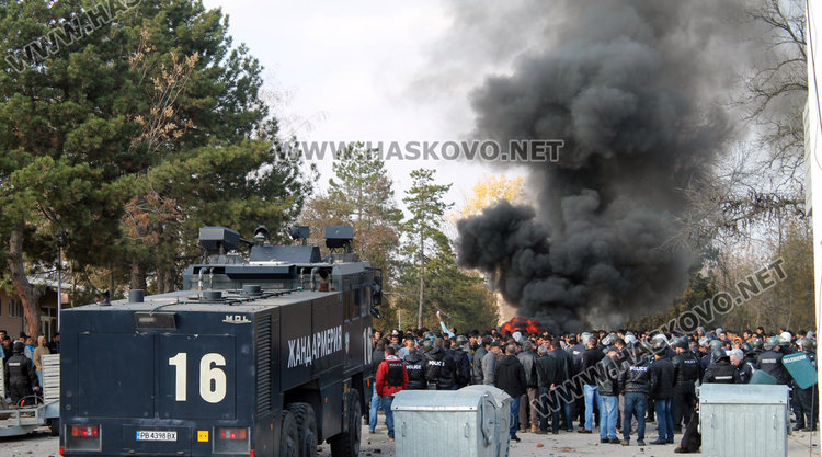 Още трима мигранти с обвинения за бунта в лагера в Харманли