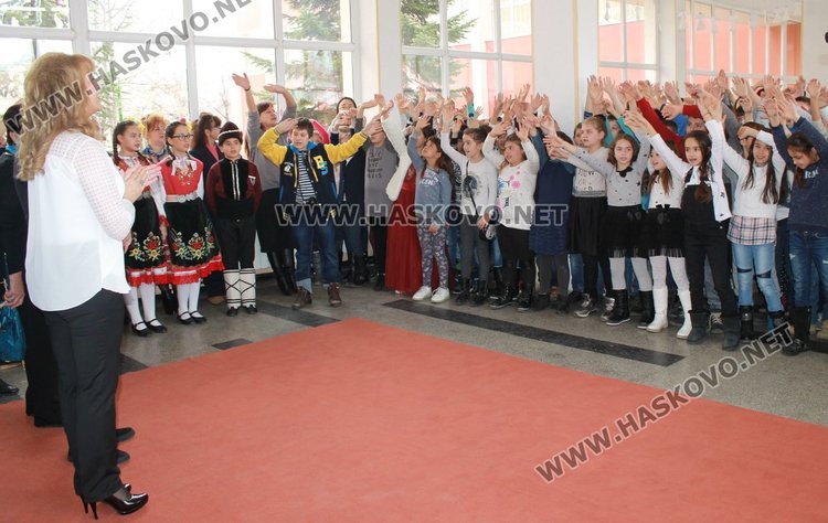 Директорът Снежана Ангелова поздрави учениците
