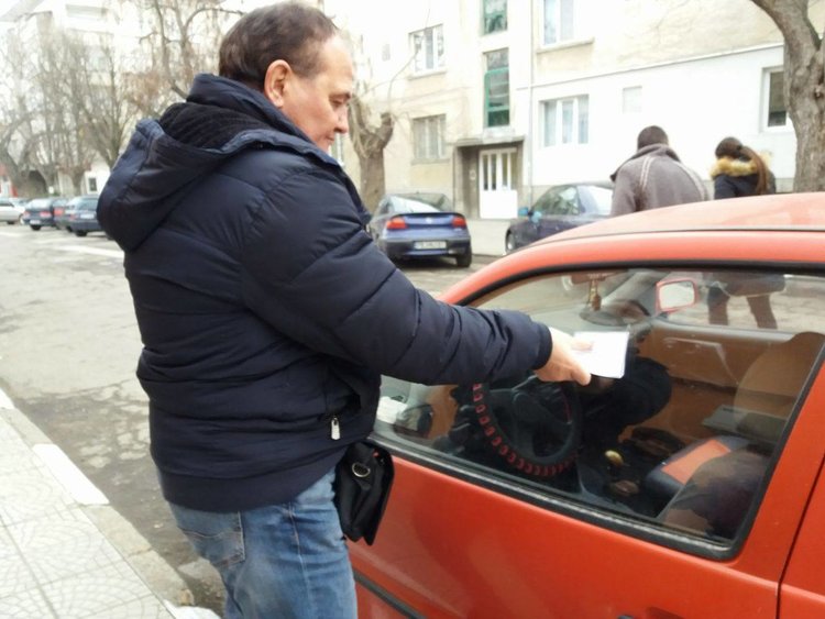 Стикери поясняват новите правила за паркиране в центъра на Първомай