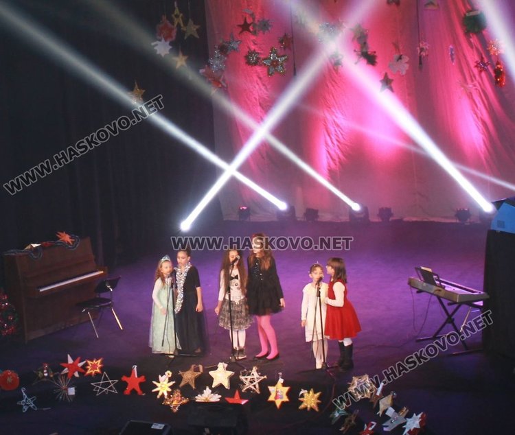 Сцената на Коледния концерт на Детски и младежки център бе украсена с Коледни звезди от конкурса