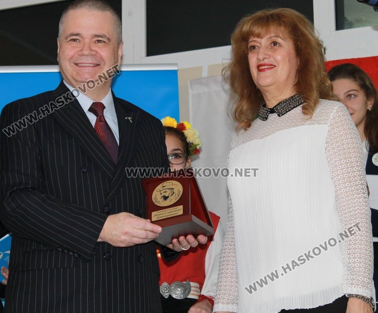 Знакът на ОУ П.Славейков връчи на госта директорът Снежана Ангелова