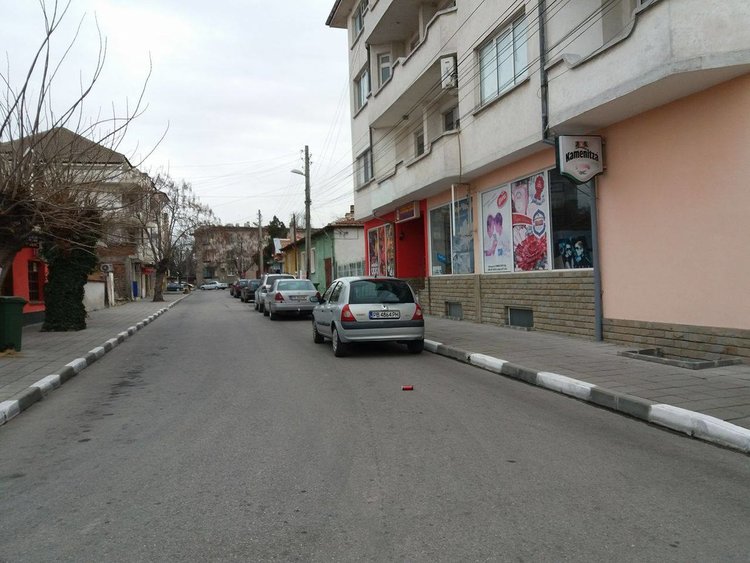 Стикери поясняват новите правила за паркиране в центъра на Първомай