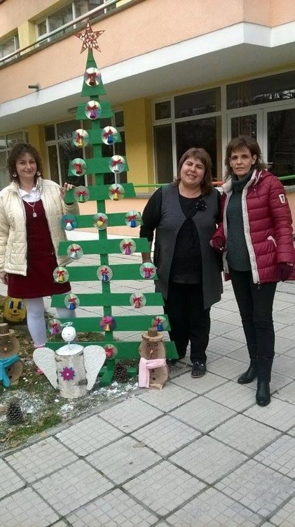 Част от Коледната украса в градина "Роза"