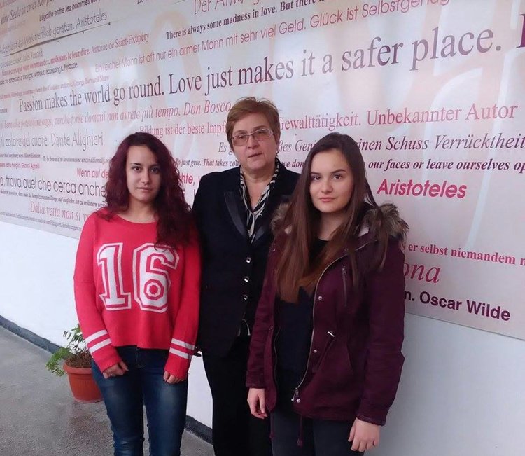 Кристияна Урумова и Теодора Йосифова от Езиковата гимназия с награди от национален конкурс