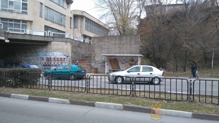 Рисунката на спирката преди тунела указва по символично пътя към библиотеката.