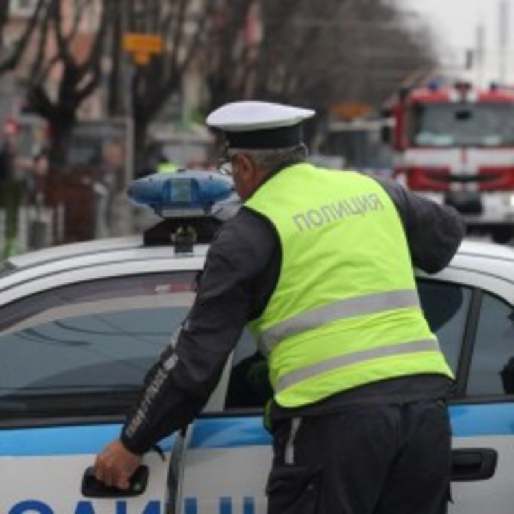 Пиян шофьор удари полицай, след това и патрулка