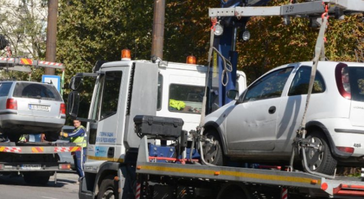 Шофьор на вдигната от паяк кола осъди МВР