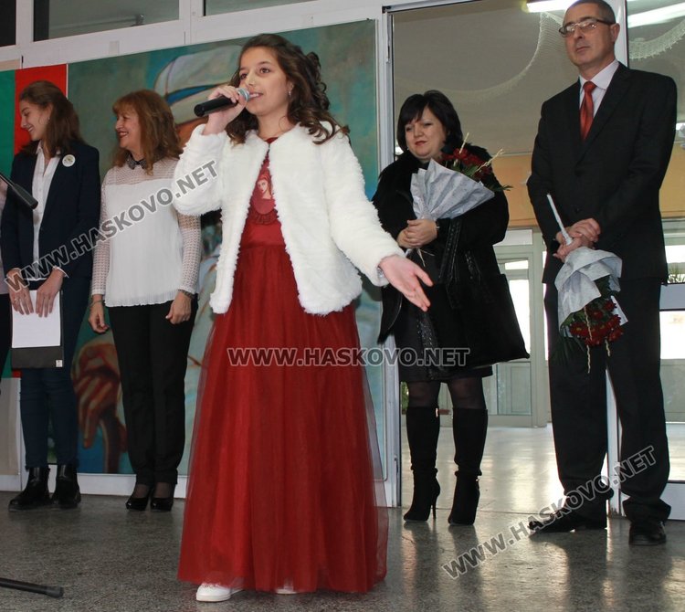 Музикална програма съпътства церемонията по връчване на чека в училището
