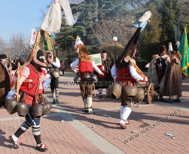 Фестивал: Кукери от село Габарево гониха злите си в Димитровград