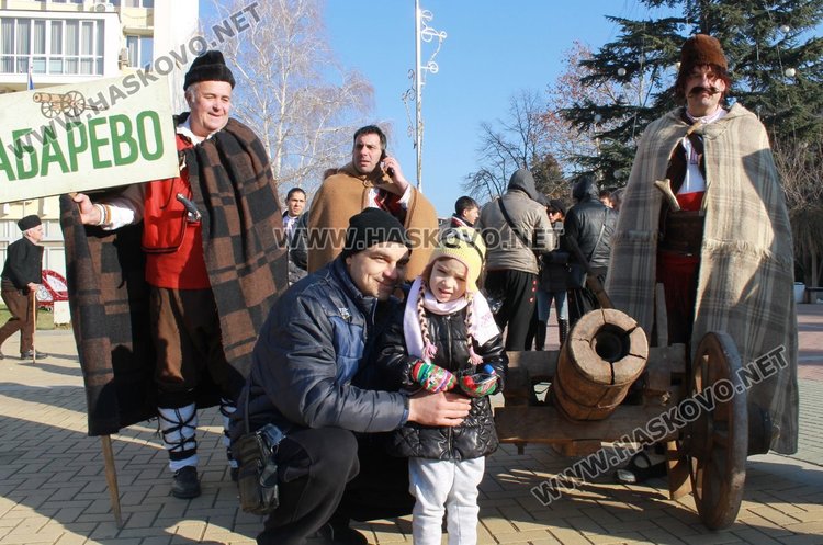 Фестивал: Кукери от село Габарево гониха злите си в Димитровград