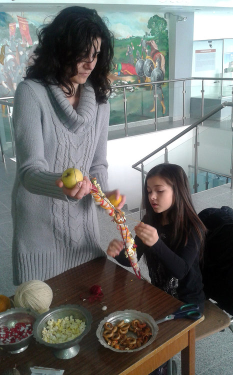 Семейна събота в музея, деца и родители изработваха сурвачки