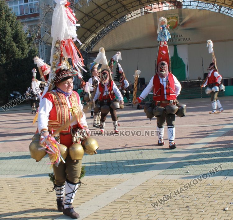 Фестивал: Кукери от село Габарево гониха злите си в Димитровград