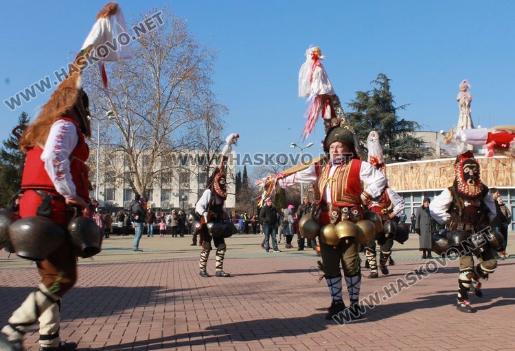 Фестивал: Кукери от село Габарево гониха злите си в Димитровград