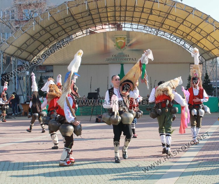 Фестивал: Кукери от село Габарево гониха злите си в Димитровград