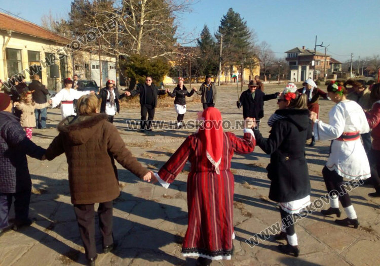 Боляровски фъртуни и червено вино веселиха десетки в квартала