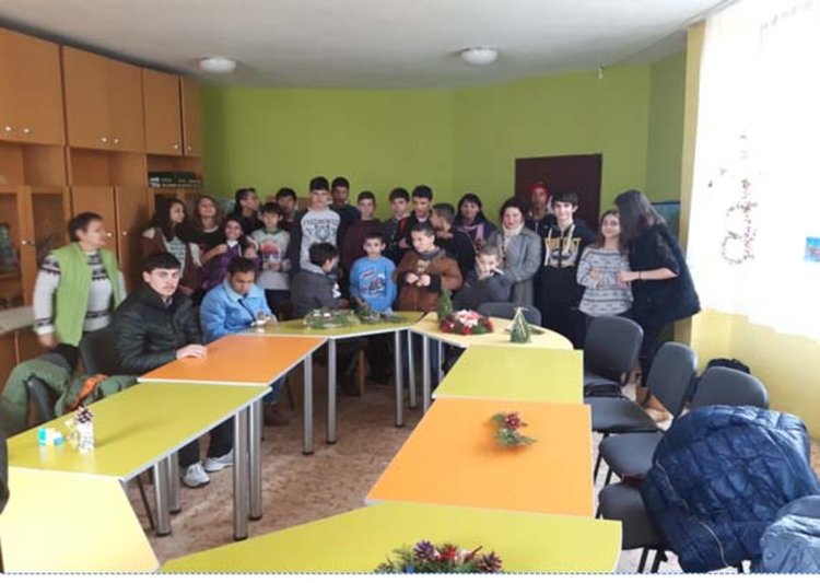 Децата от Помощното училище в Кърджали изненадаха връстници с ръчни коледни украшения