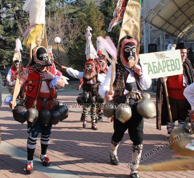 Фестивал: Кукери от село Габарево гониха злите си в Димитровград