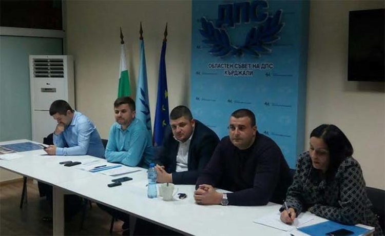 ДПС в Кърджали: 6 000 души от областта подкрепиха петицията срещу забрана за агитация на майчин език