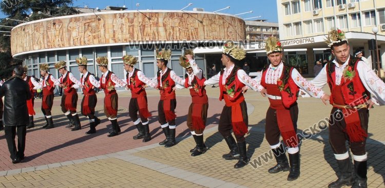 Фестивал: Кукери от село Габарево гониха злите си в Димитровград