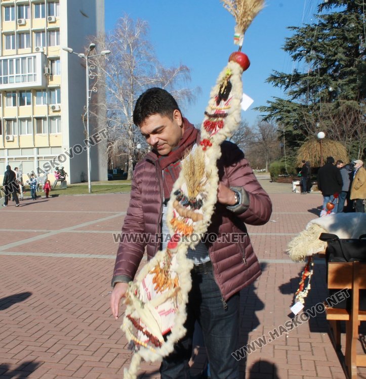Кметът Иво Димов откупи сурвачката, която спечели горлямата награда