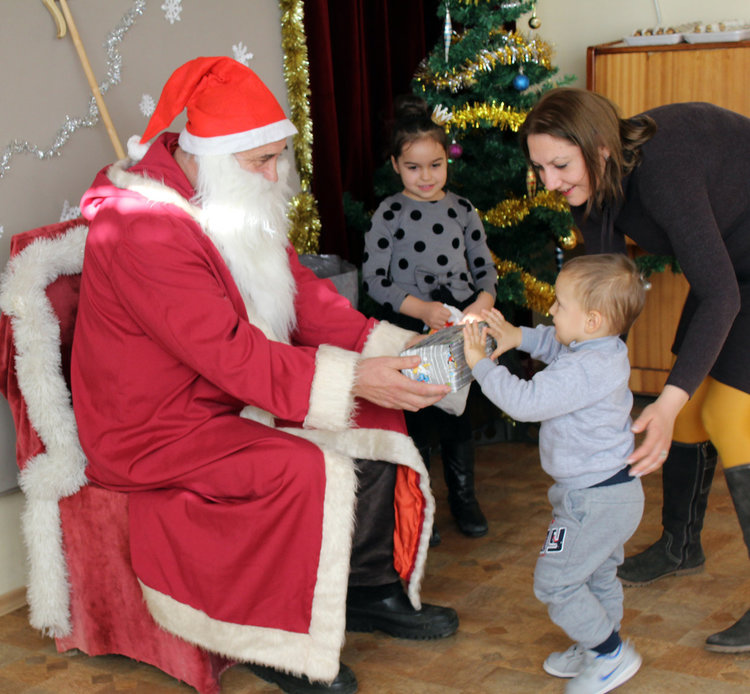 Купиха апарат за недоносени бебета с 1832 кила капачки от бутилки