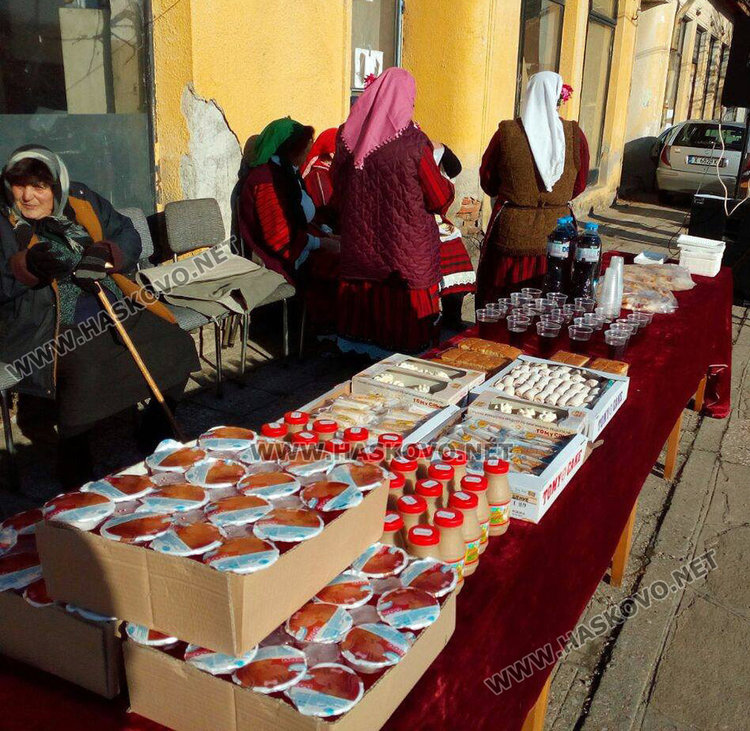 Боляровски фъртуни и червено вино веселиха десетки в квартала