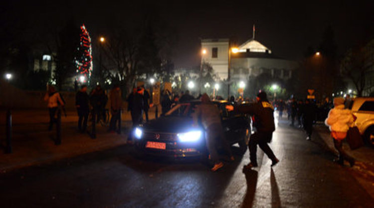 Полицията разблокира със сила полския парламент, кризата продължава