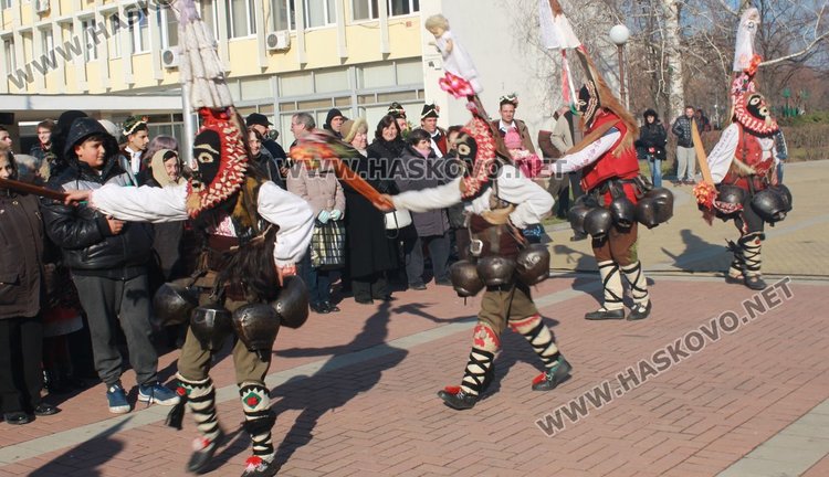 Фестивал: Кукери от село Габарево гониха злите си в Димитровград