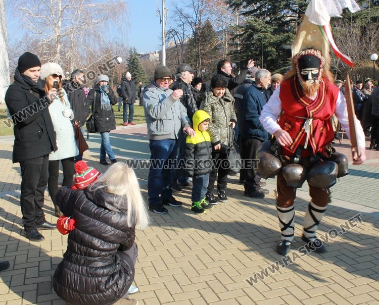 Фестивал: Кукери от село Габарево гониха злите си в Димитровград