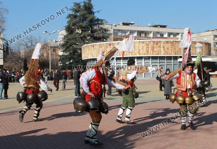 Фестивал: Кукери от село Габарево гониха злите си в Димитровград